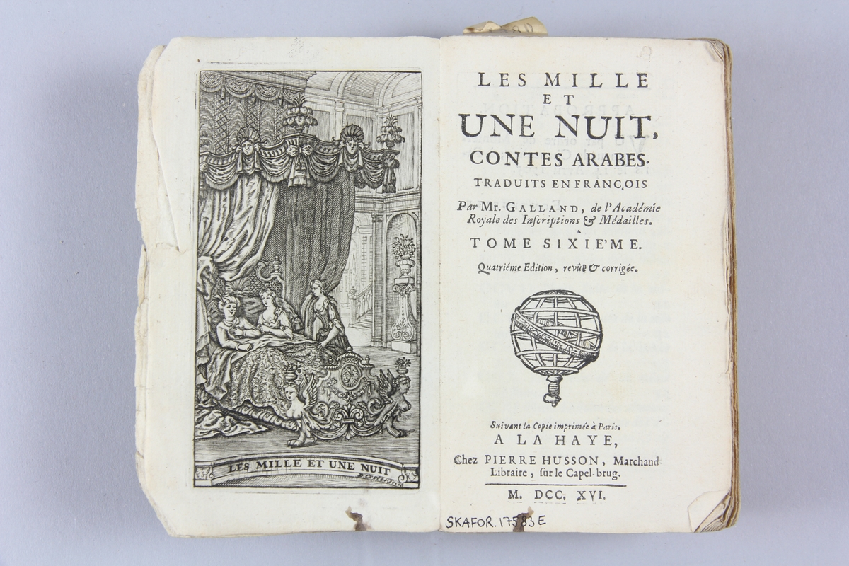 Bok, häftad, "Les mille et une nuits. Contes arabes", del 6, tryckt 1716 i Haag.
Pärm av blåmarmorerat papper, oskuret snitt. På ryggen etikett med  titel och samlingsnummer.
