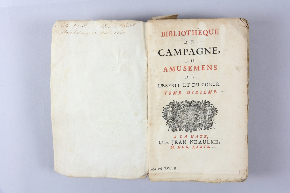 Bok, "Bibliotèque de campagne ou amusements de l´esprit du coeur ", del 10, tryckt 1739 i Haag.
Pärm av marmorerat papper, oskuret snitt.  Blekt rygg med pappersetikett med volymens namn och samlingsnummer. Anteckning om inköp på pärmens insida.