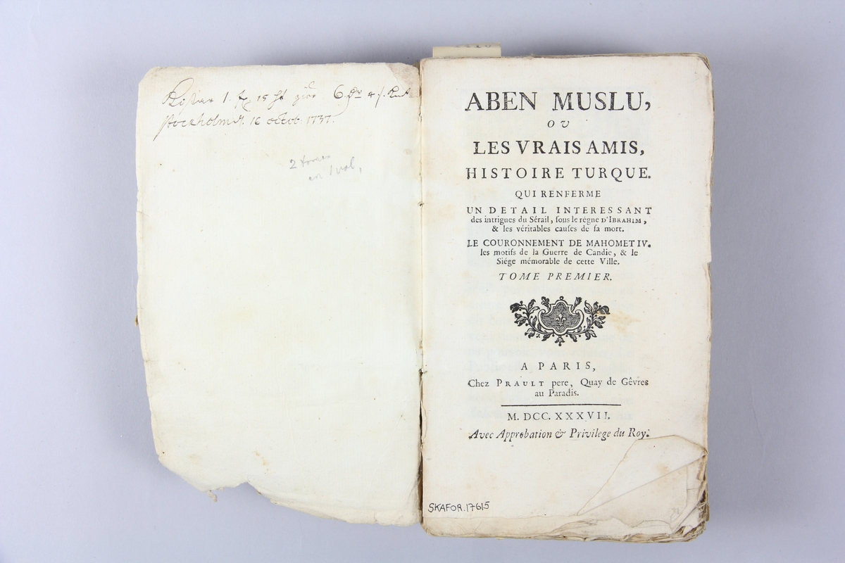 Bok, häftad ,"Aben Muslu, ou les vrais amis, histoire Turque", del 1-2, tryckt 1737 i Paris.
Pärm av marmorerat papper, oskuret snitt. Skadad rygg. Anteckning om inköp på pärmens insida.
