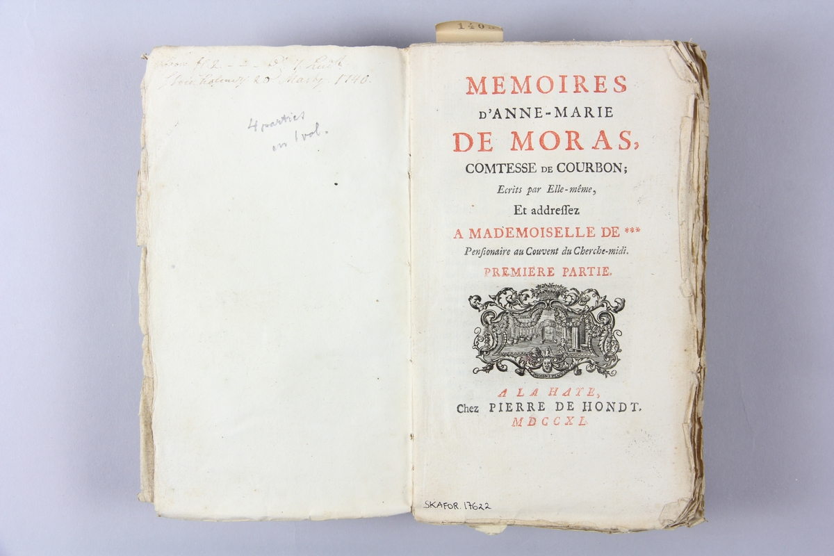 Bok, häftad, "Mémoires d´Anne-Marie de Moras", del1-4, tryckt 1740 i Haag.
Pärm av marmorerat papper, oskuret snitt. Blekt rygg med pappersetikett med volymens namn och samlingsnummer. Anteckning om inköp på pärmens insida.
