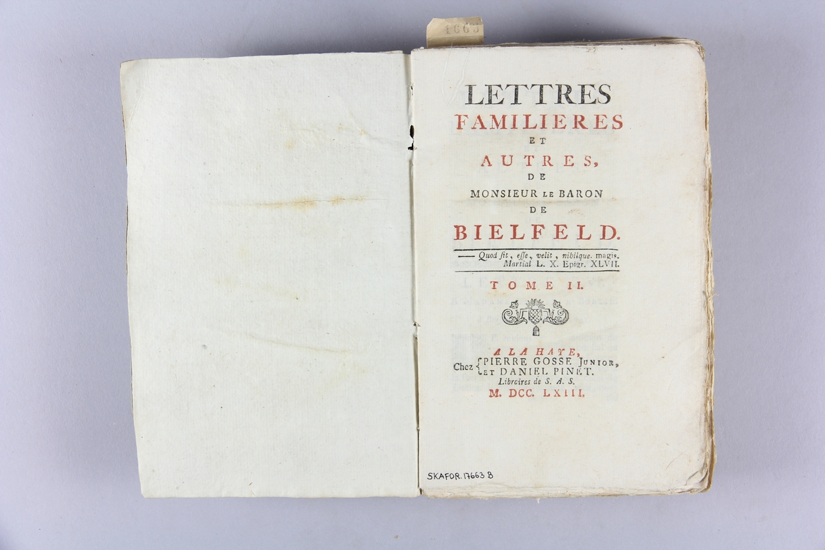 Bok, pappband, "Lettres familières et autres, de monsieur le baron de Bielfeld" del 2. Pärmar av gråblå papp, oskuret snitt. Blekt rygg med etikett med titel och samlingsnummer.