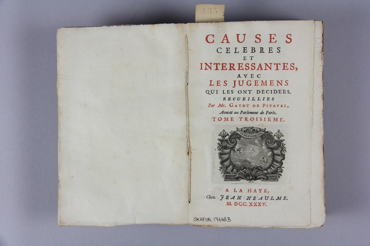 Bok, häftad, "Causes celèbres et interessantes", del 3, tryckt 1735 i Haag.
Pärm av marmorerat papper, oskuret snitt. Blekt rygg med pappersetikett med volymens namn, oläsligt, och samlingsnummer.