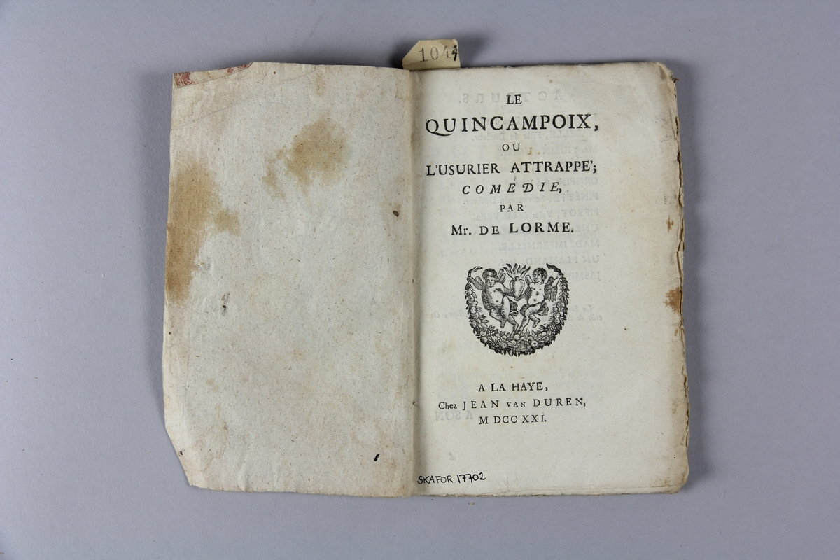 Bok, häftad, "Le quincampoix", tryckt i Haag 1721.
Pärm av marmorerat papper, oskurna snitt.