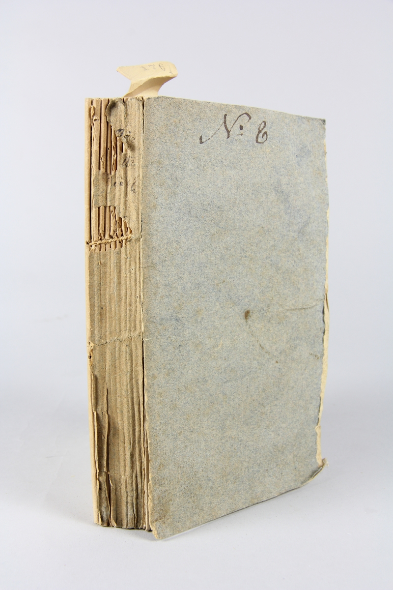 Bok, häftad, "Aventurier françois, ou Mémoires de Grégoire Merveil", seconde suite, del 4, tryckt i London 1786.
Pärmar av gråblått papper, skurna snitt. Ryggen blekt och skadad. På framsidan märkt med bläck "No 8".