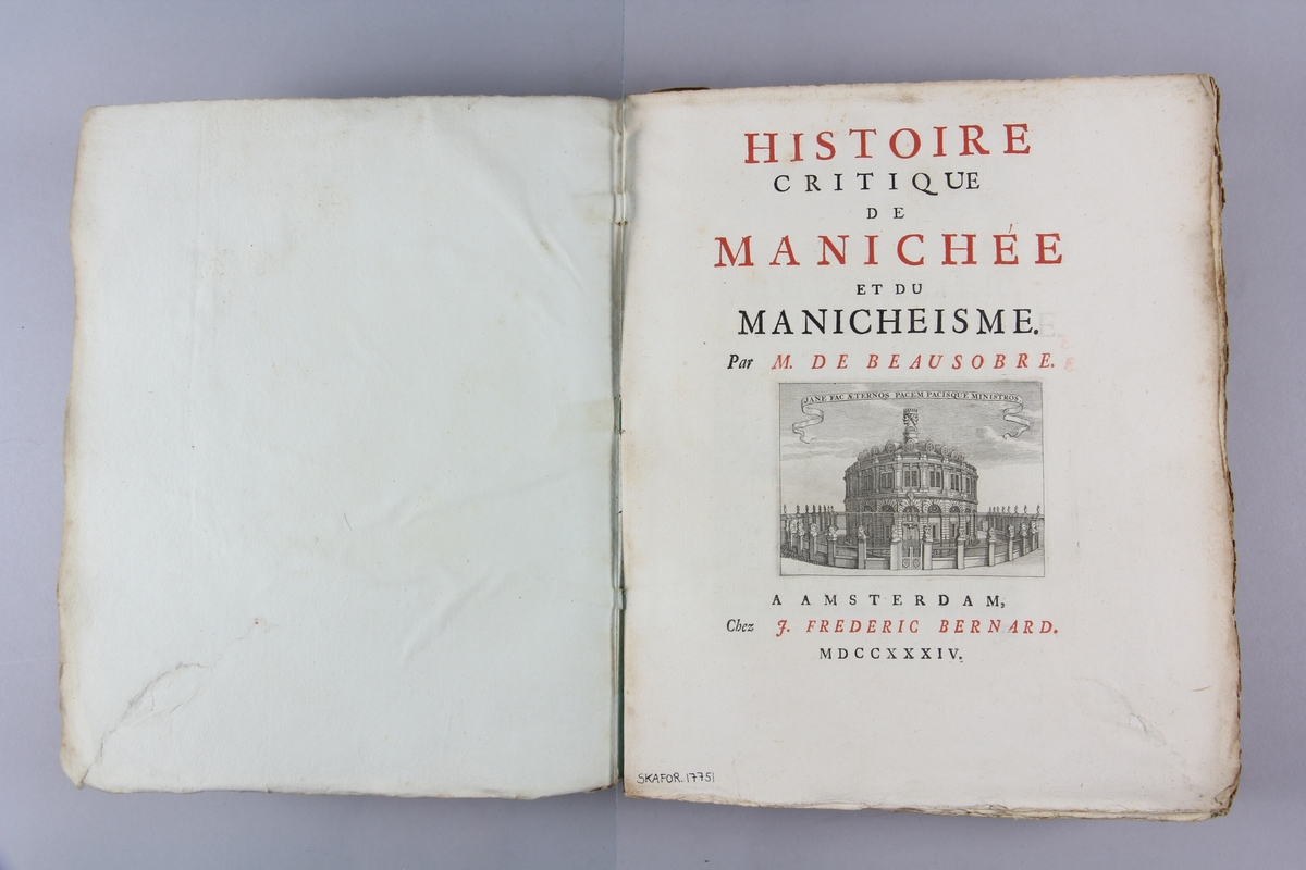 Bok, häftad,  "Histoire critique de Manichée et du Manichéisme". Pärmar av marmorerat papper, oskuret snitt. Blekt rygg med etikett med titel och samlingsnummer.