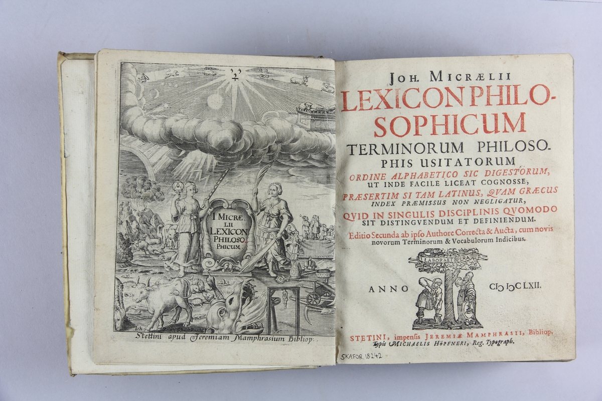 Bok, "Lexicon philosophicum terminorum philosophis usitatorum", pergamentband, skuret blått snitt. Rygg med påskrift och etikett. Flera sidor saknas.
