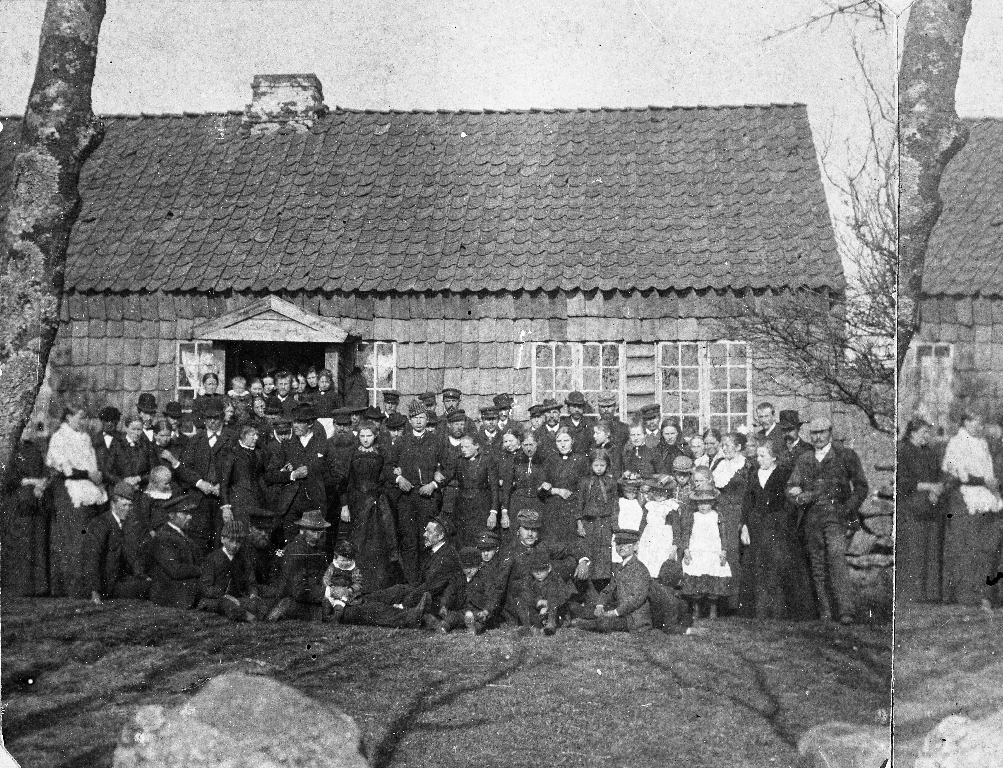 Bryllup i 1884 på Rossaland. Kristian I. Hognestad (1855 - 1936) gifta seg med Maria Jonasdtr. Rossaland (1861 - 1940). Ho var frå bruk 6 på Rossaland. Huset er kledd med halje (siv eller halm). Åslandspanner på taket.