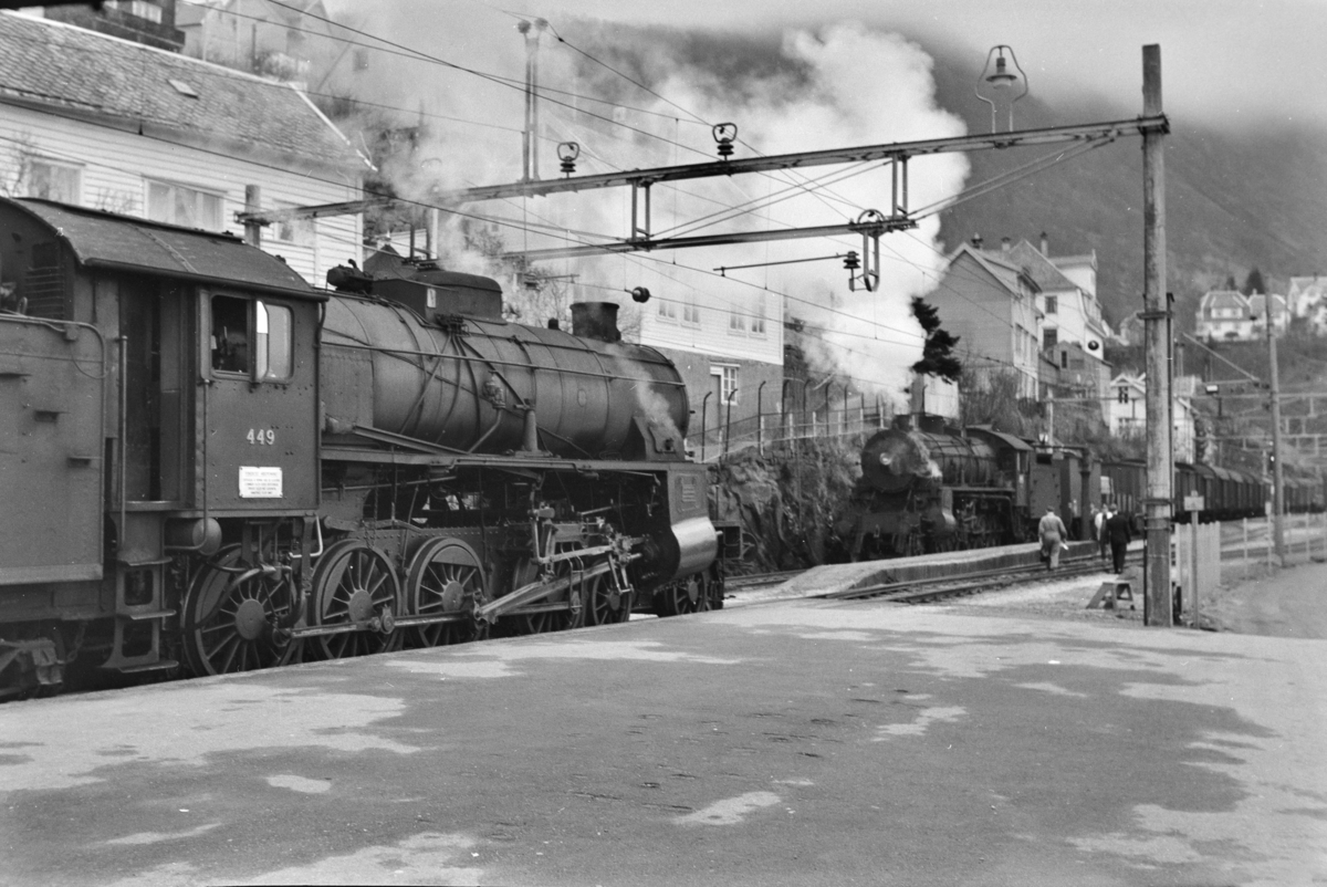 Kryssing på Vaksdal stasjon mellom godstog retning Oslo, tog 5516, og godstog retning Bergen, tog 5515. Togene trekkes av damplokomotiv type 31b nr. 449 (tog 5515) og nr. 426.
