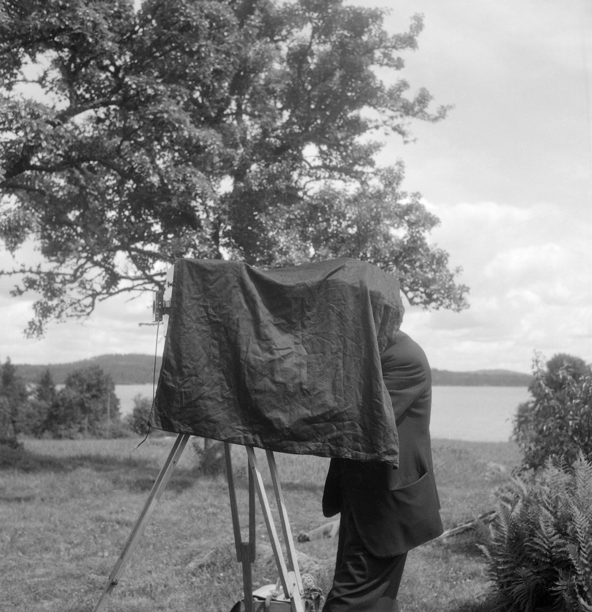 Sommaren 1951 genomförde Östergötlands museum inventering av äldre bebyggelse inom Ydre kommun. Under arbetet på Asby udde träffade museets utsända bygdefotografen August Christian Hultgren, som här ses i full auktion.