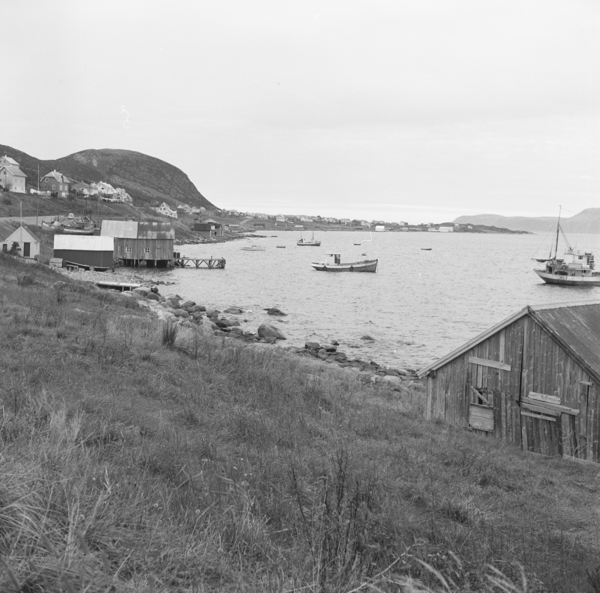 Prospektfotografier av havnemiljø og bebyggelse på Nordstranda, Valderøy. Sett fra Laberget.