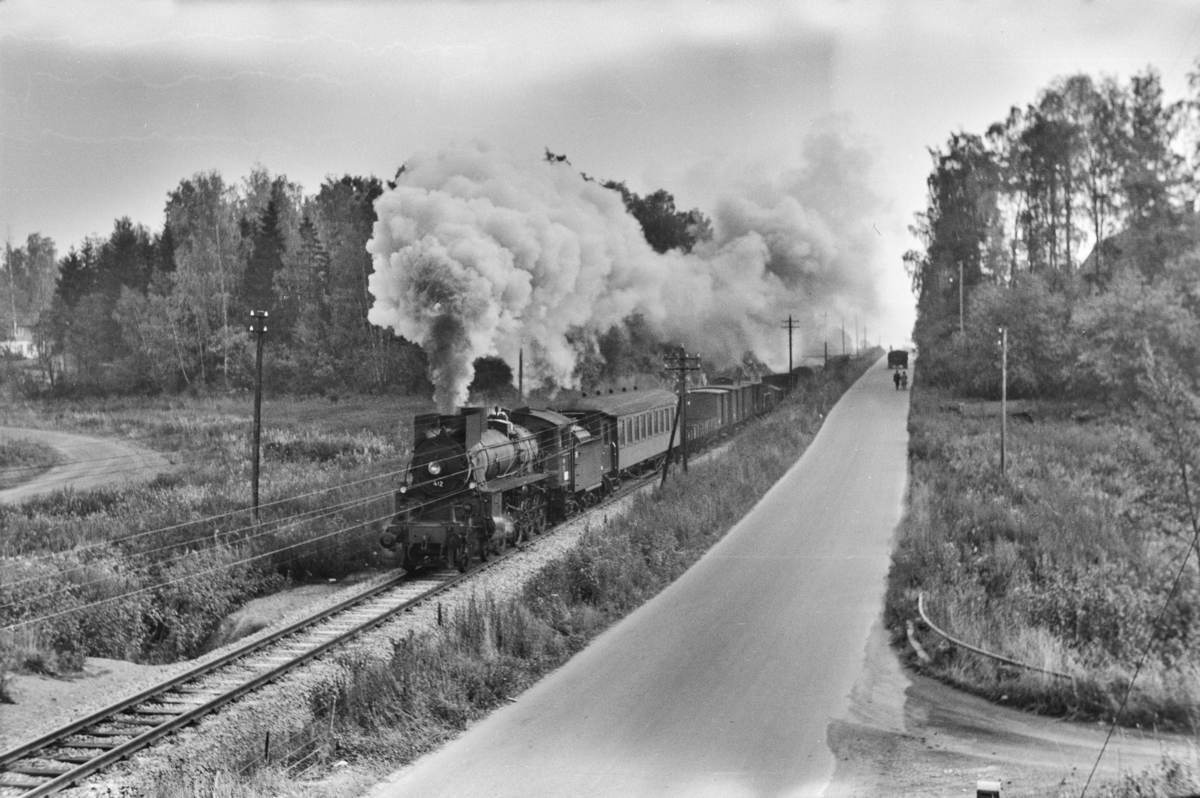 Nordgående godstog ved km 128, like nord for Hamar. Toget trekkes av damplokomotiv type 26c nr. 412.