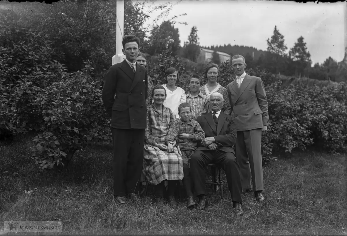 Olaus Rasmussen og Josefine Rasmussen med familie.