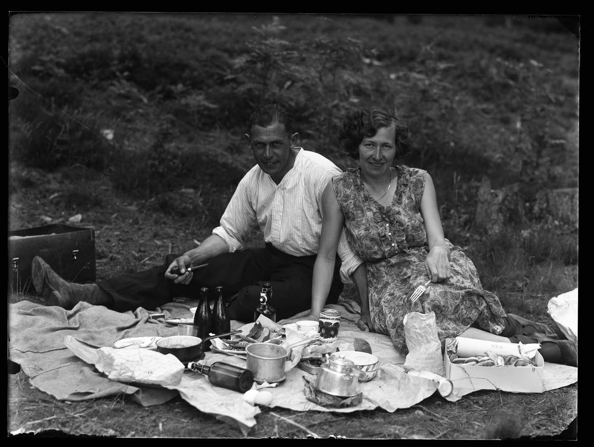 Hugo Larsson och Märta Karlsson fotograferade på Risö medan de har picknick.