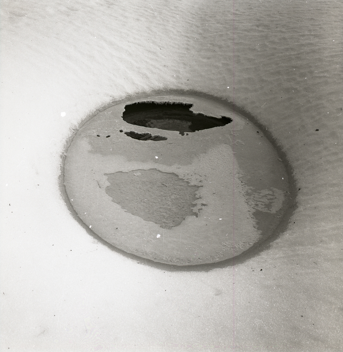 Ett nästan igenfruset hål i en å, 1966.