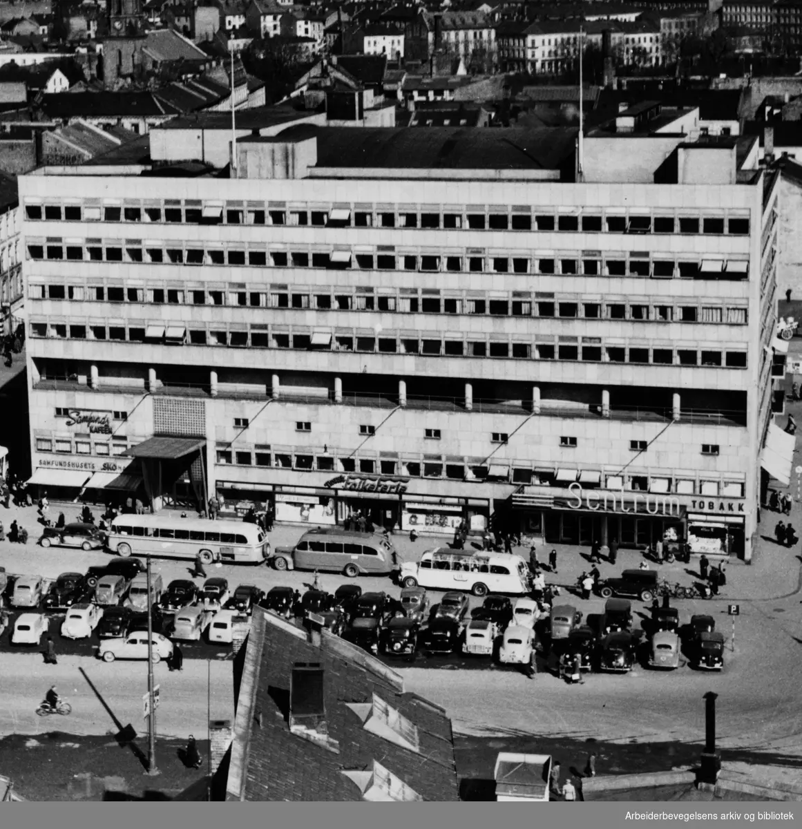 Oslo: Arbeidersamfundets plass. August 1955