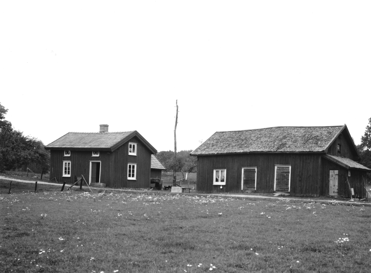 Kåragård i Tånnö, Värnamo. Drängstuga och bodflygel.
