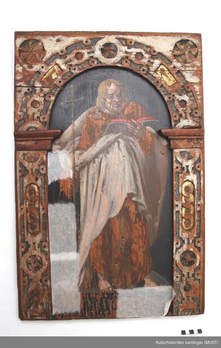 Philippus med bok i venstre og stav med kors i høyre hånd