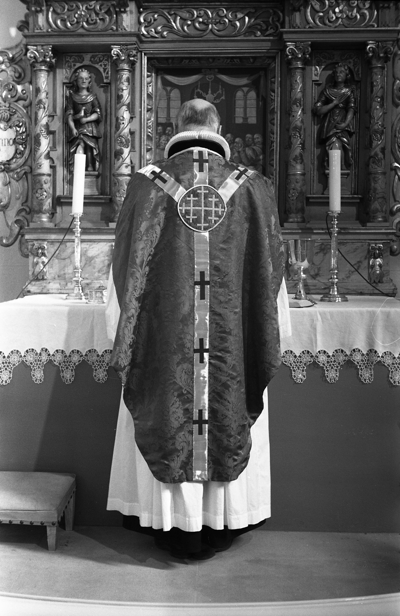 Serie på 18 bilder fra Hoff kirke i Østre Toten. Bildene viser ulike messehagler. På de fleste bildene bæres messehaglene trolig av sogneprest Finn Sommer.