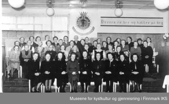 gruppe med damer på Frelsesarmeen - hjemmeforbundet 1952