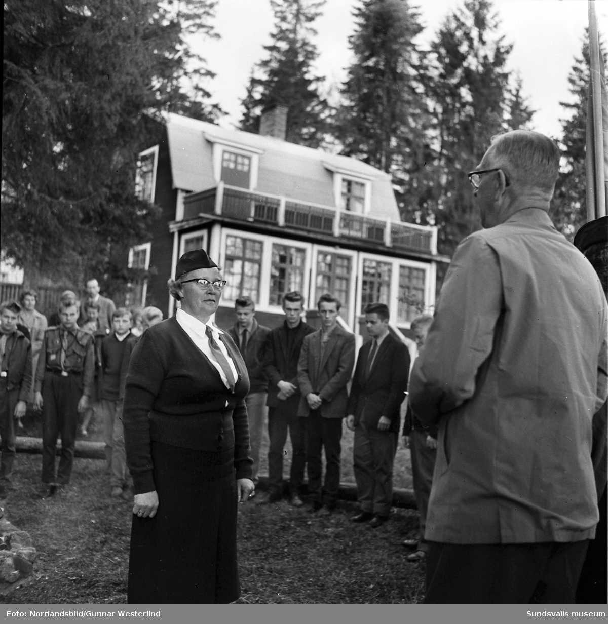 Stockviksverkens scoutkår inviger sin nya stuga i Bredsand. Samtidigt utnämndes fru Lisa Roos till kårordförande av Sundsvallsscouternas distriktschef, prosten Arthur Stjernholm.