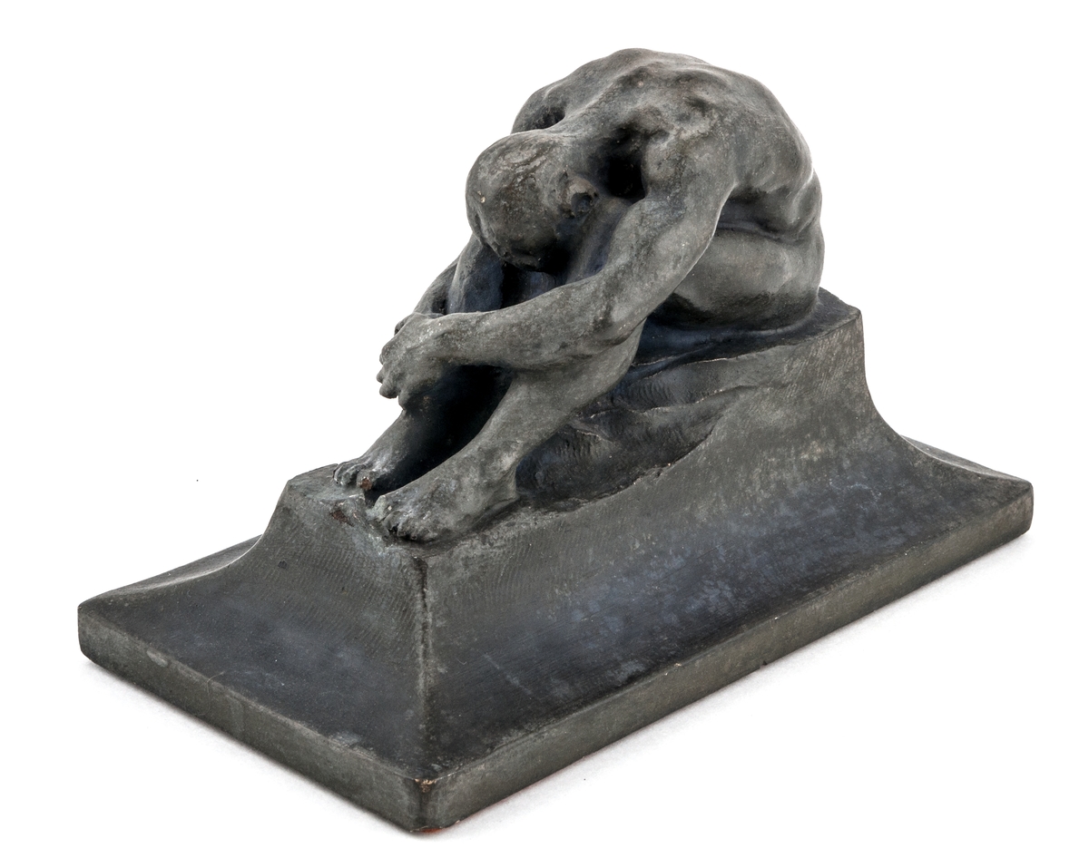 Statyett, av patinerad gips, föreställande pojke sittande hopsjunken med huvudet mellan knäna och händerna framom benen. Ingår i Runerska samlingen.
Samma motiv men i opatinerad gips är GM11363a.