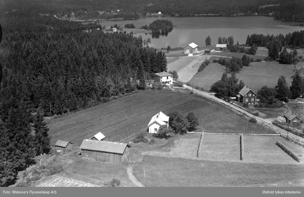 Dalheim 67/21, Aune (til høyre) 67/39, Flateby (Toriniasstua) 6 67/28 (funkisvilla). Flyfoto fra Rømskog.