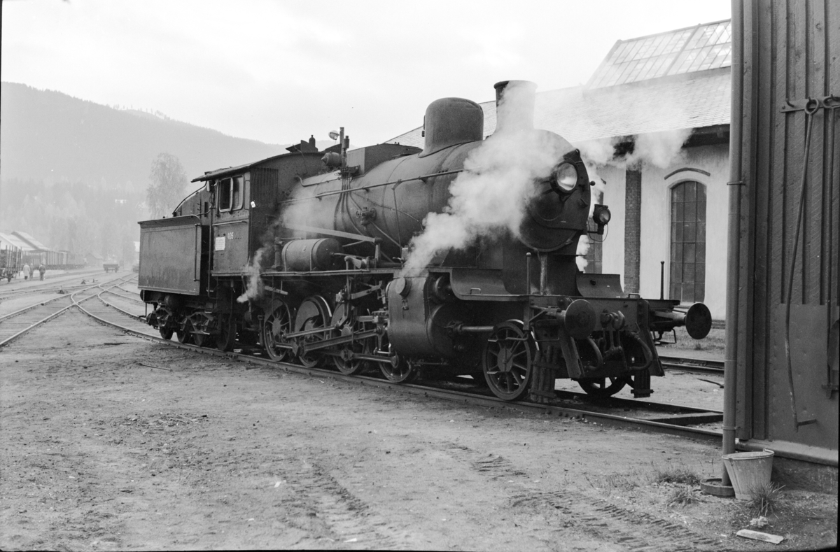 Damplokomotiv type 24c nr. 405 ved lokomotivstallen på Dokka stasjon.