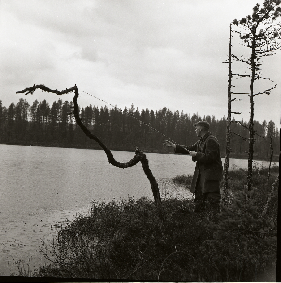 Fiskare med spö i handen vid Öjung Hälsingland 20 maj 1962.