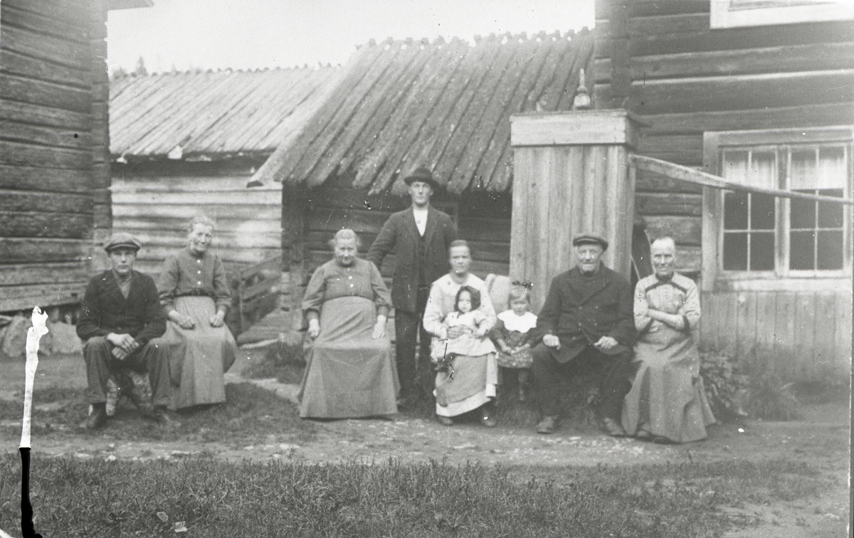 En familj på en gårdsplan 1936.