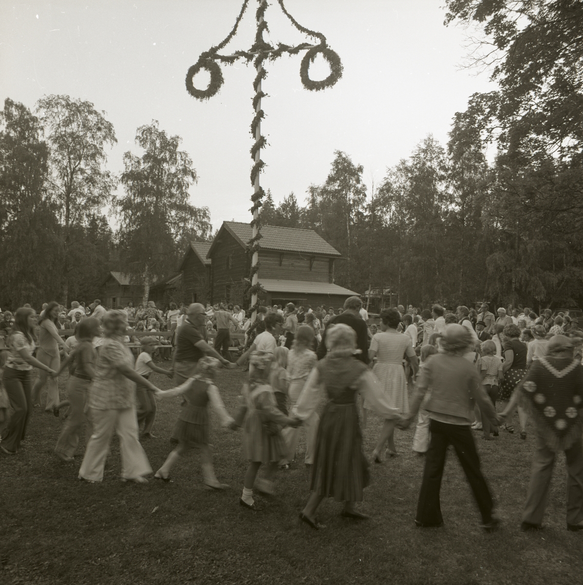 Midsommarfest vid Rengsjö hembygdsgård med dans och lek kring midsommarstången, 20 juni 1984.