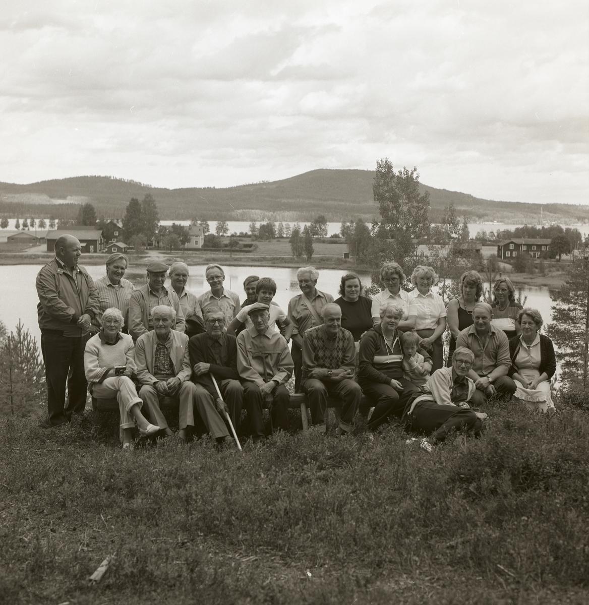 En gruppfotografering med deltagarna vid en byvandring i Östra Höle ...