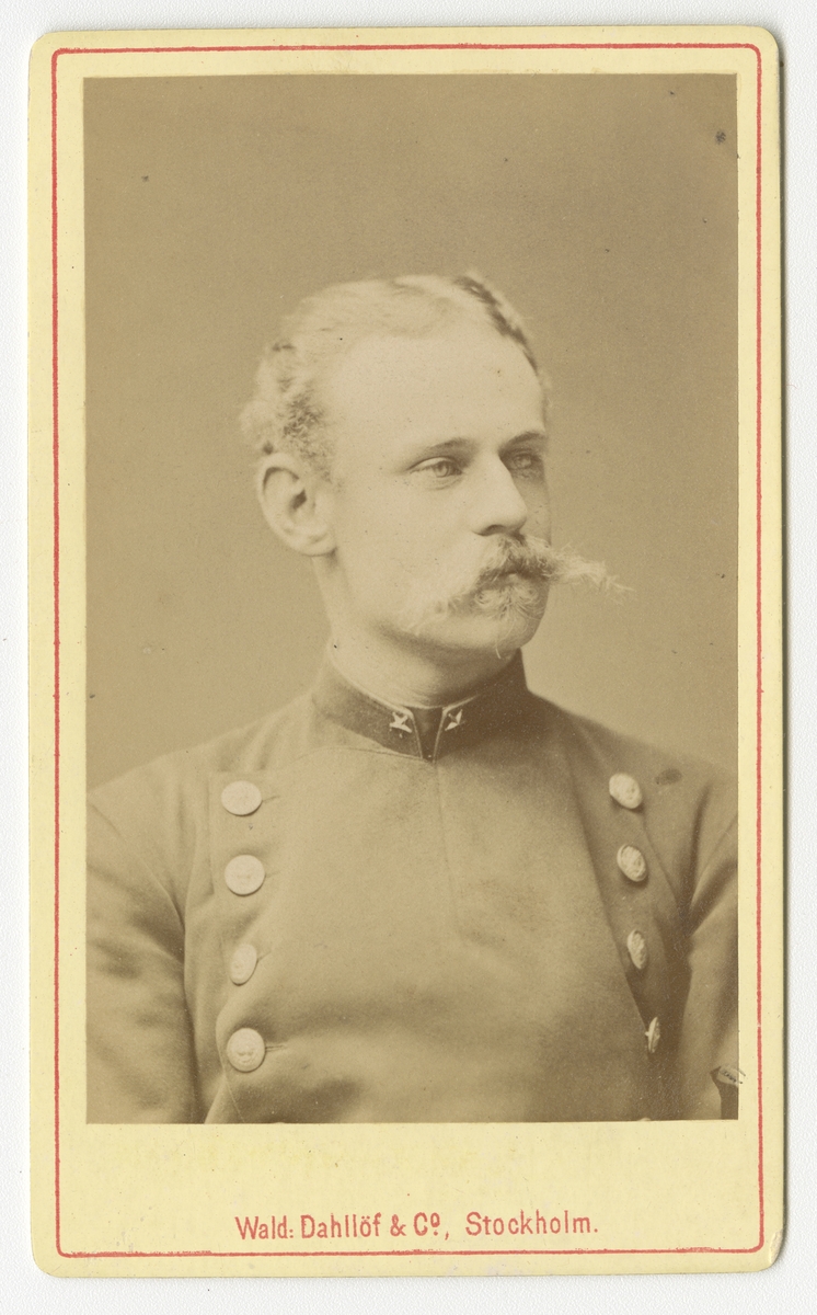 Porträtt av Herman Gustaf Birger Bursie, underlöjtnant vid Västgöta regemente I 6.

Se även bild AMA.0021730.