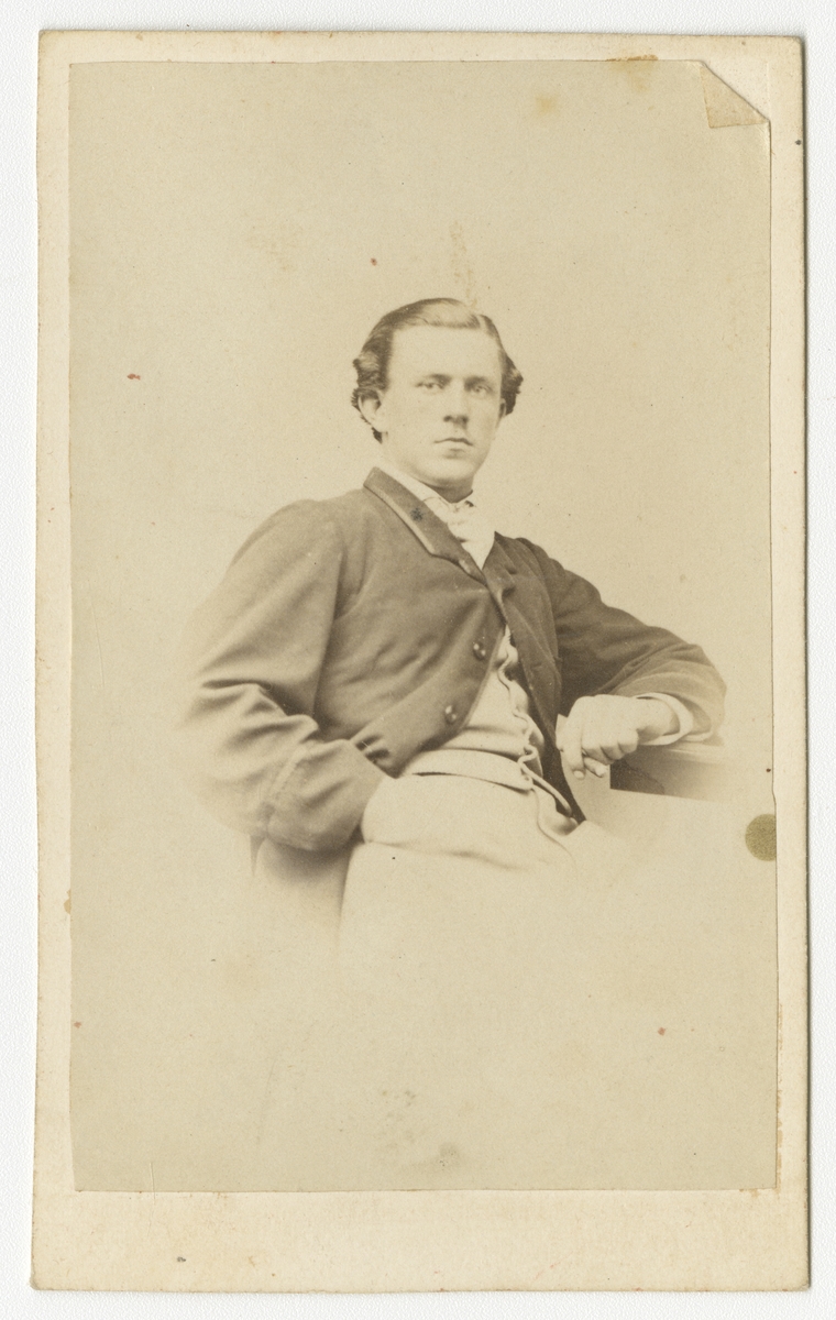 Porträtt av Axel Fredrik Wilhelm von Mentzer, officer vid Jönköpings regemente I 12.
Se även bild AMA.0008082.