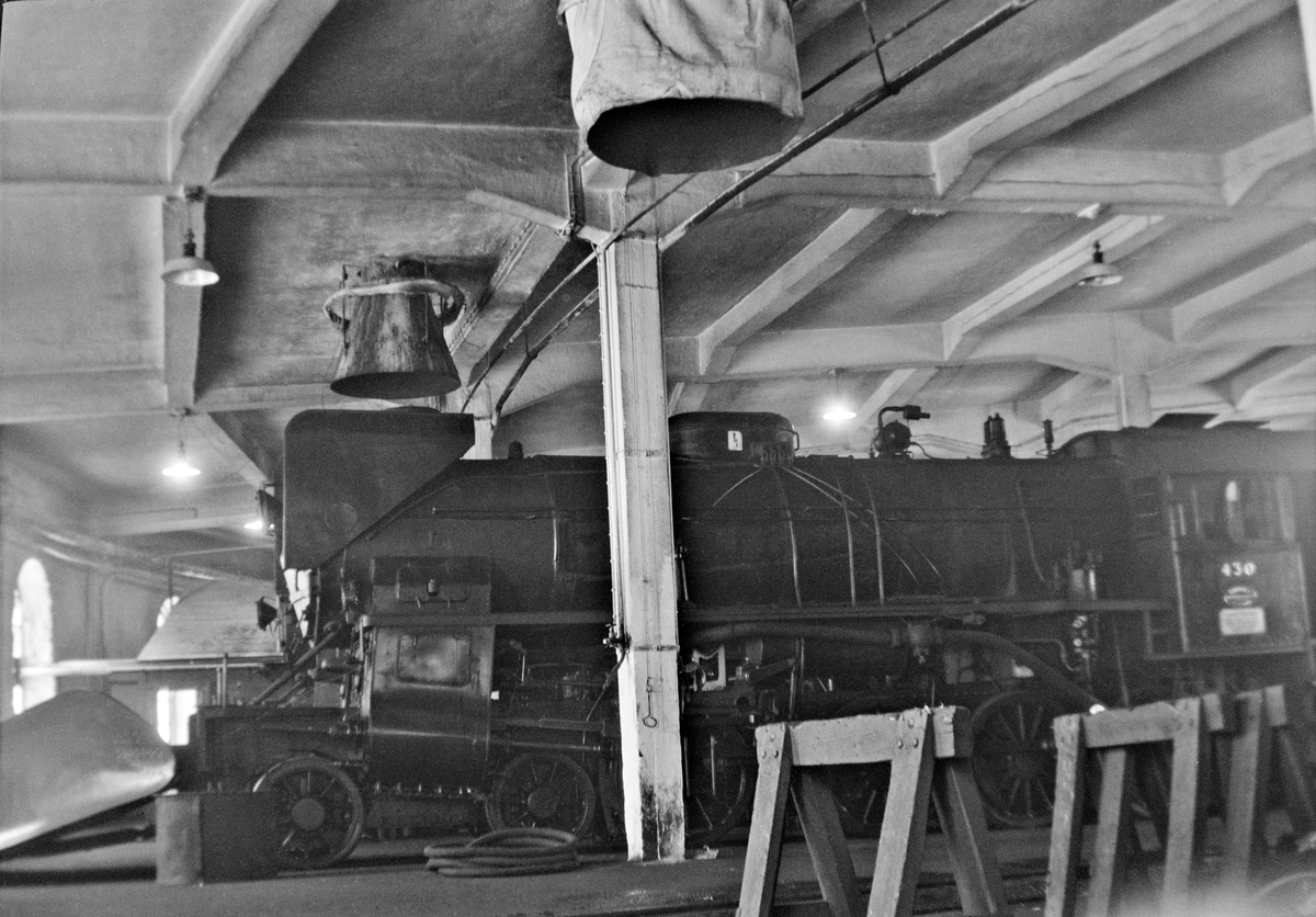 Damplokomotiv type 31b nr. 430 i lokomotivstallen på Voss stasjon.