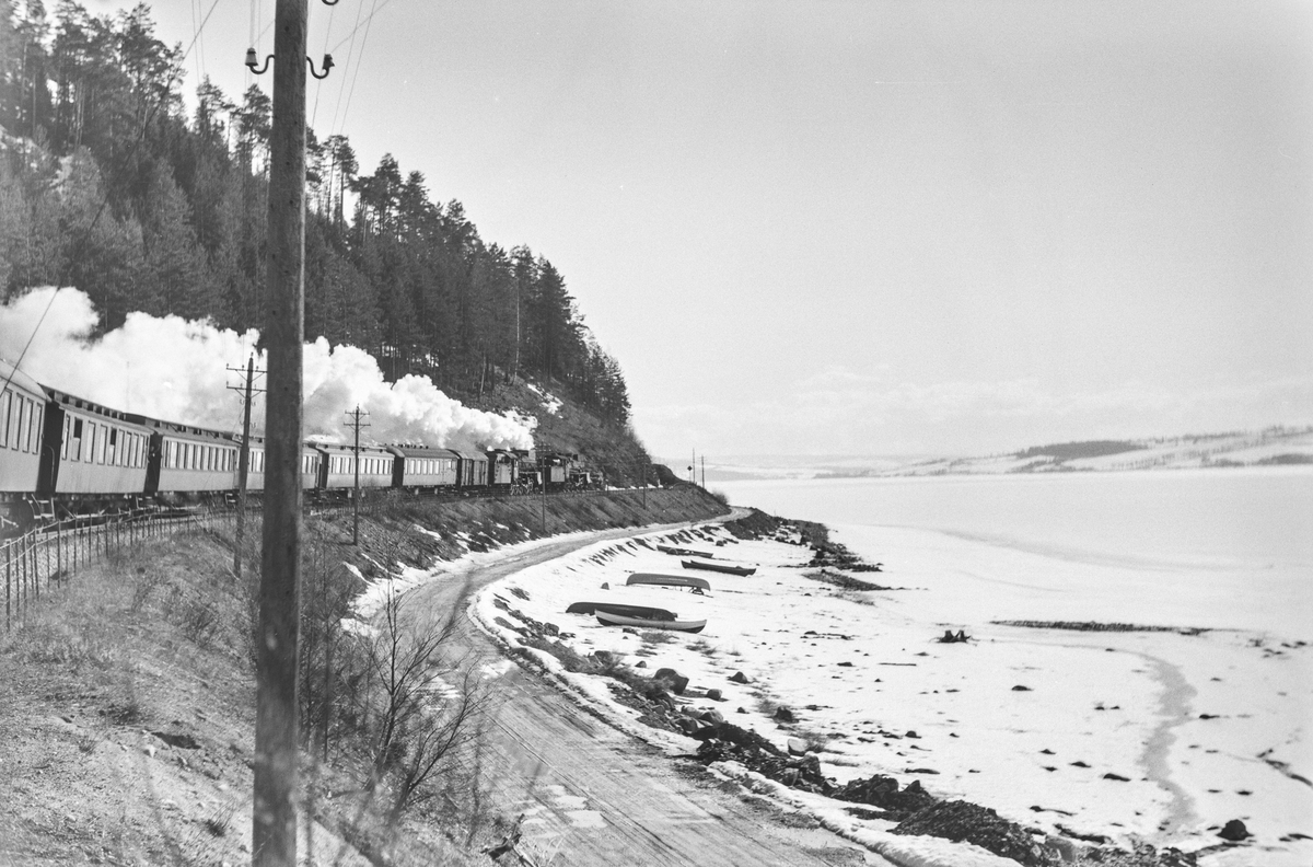 Ekstra påsketog fra Dovrebanen, tog 7318, ved km 131,6  mellom Jessnes og Hamar. Toget trekkes av damplokomotiv type 26c nr. 438 (ekstra forspann) og 31b nr. 401 (forspann).