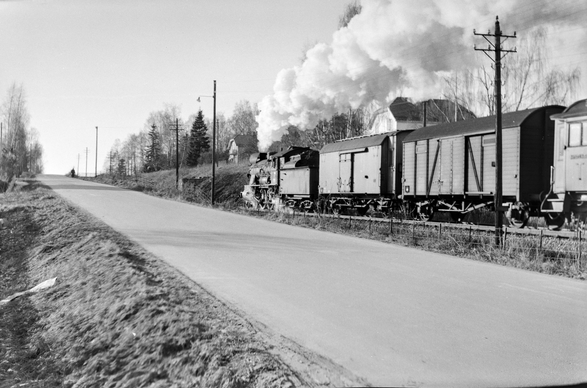 Persontog 307 fra Oslo Ø til Otta kjører ut fra Hamar. Toget trekkes av damlokomotiv type 30b nr. 364.