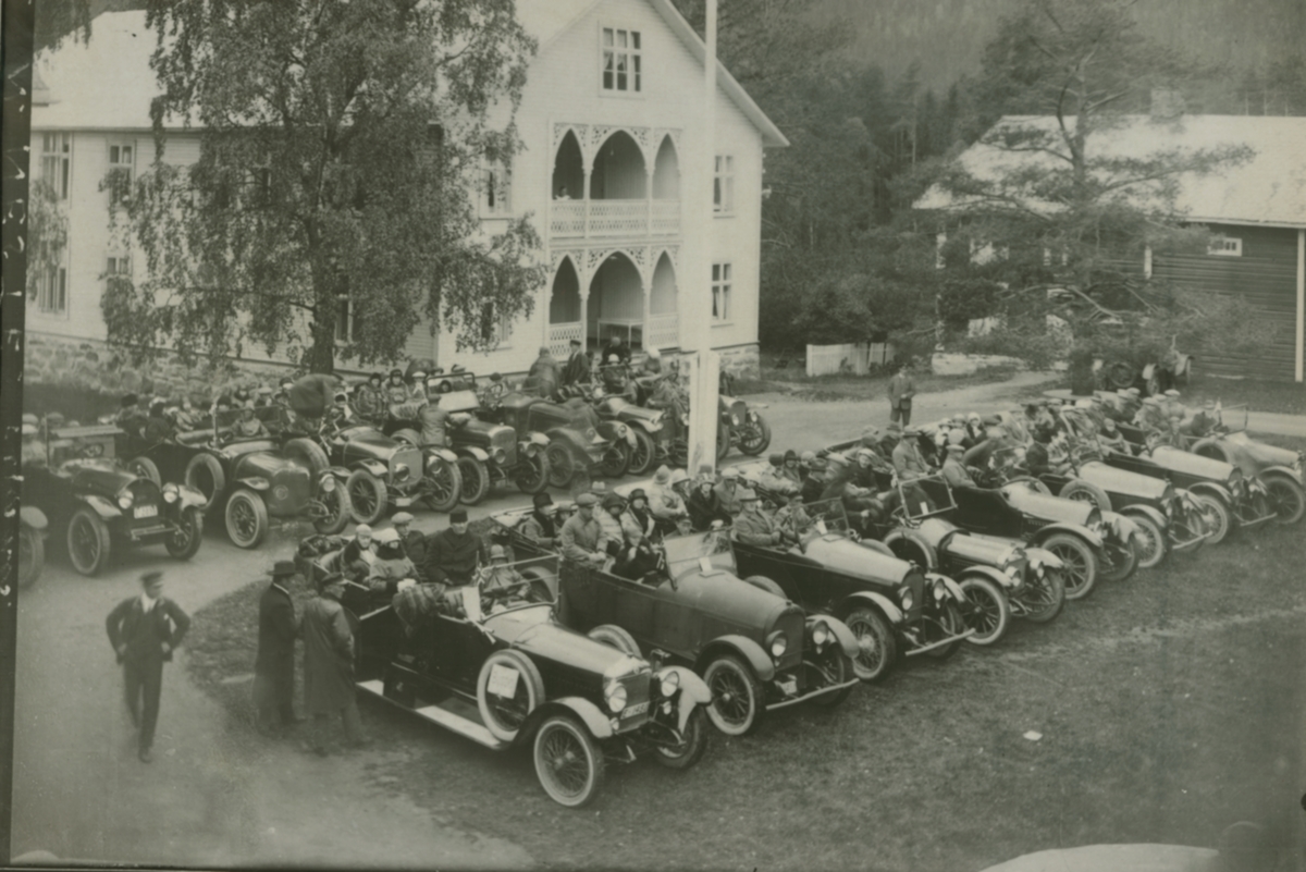 Jotunheimen og valdresruten bilselskap sine rutebiler oppstilt utenfor Fagernes Hotell. Fra rundt 1920.