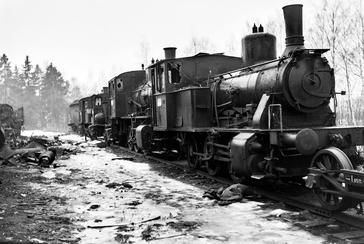 Damplokomotiv type 25d nr. 421, type 40a nr. 461, type 25e nr. 489 og type 23b nr. 439 under opphugging på Grorud verksted.