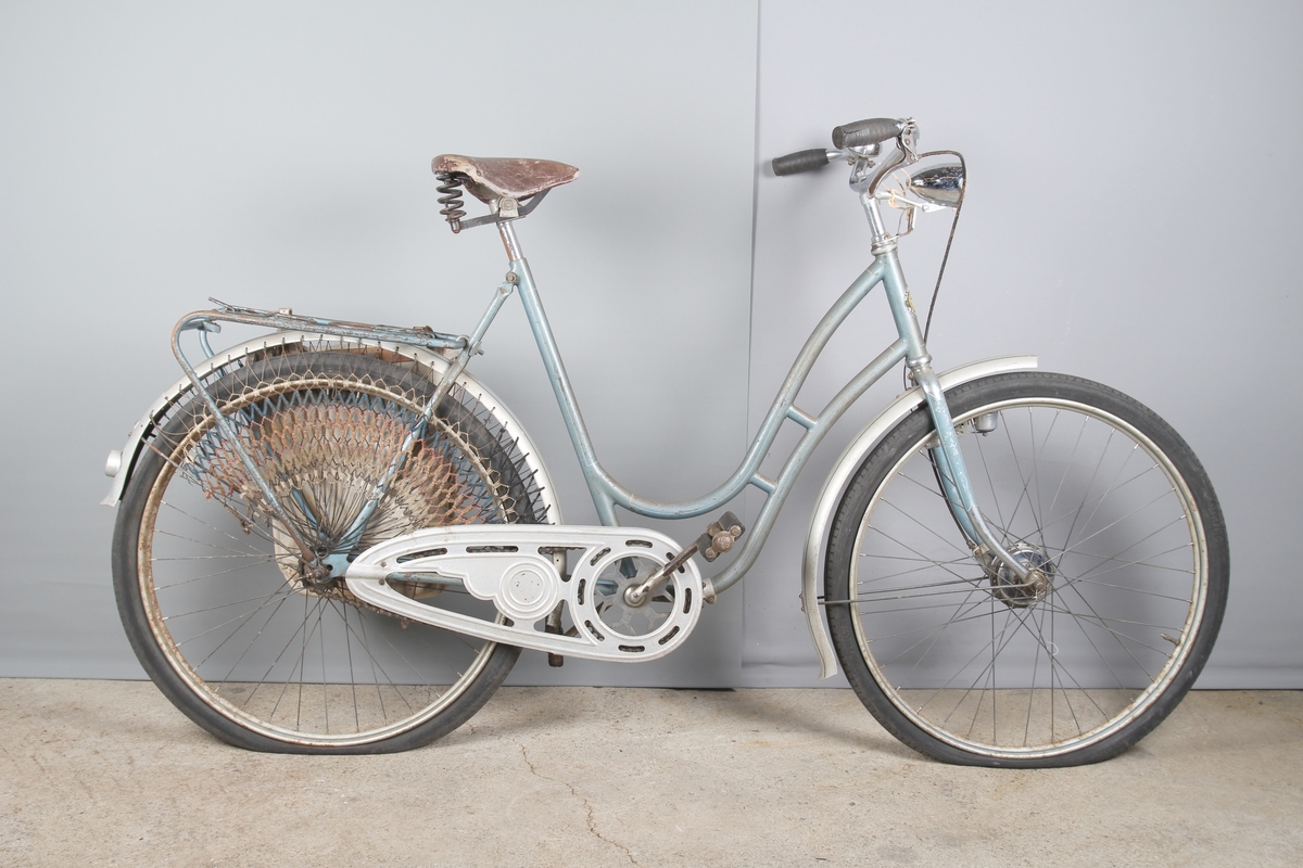Svithun-sykkel, produsert av DBS for Maskinhuset i Stavanger. Damesykkel med hvit sykkelveske.