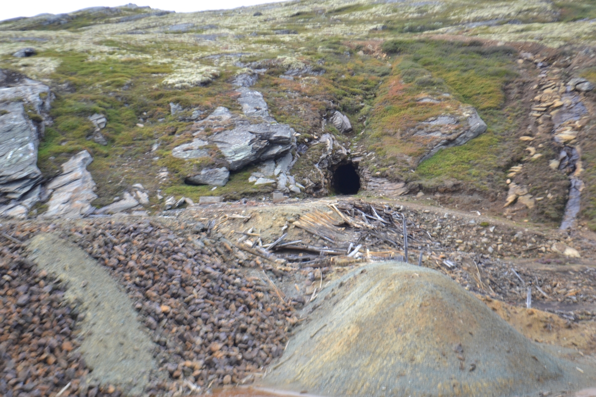 Fra gruveområdet Øvrebyen på Røstvangen: hovedstollen med tipper foran.