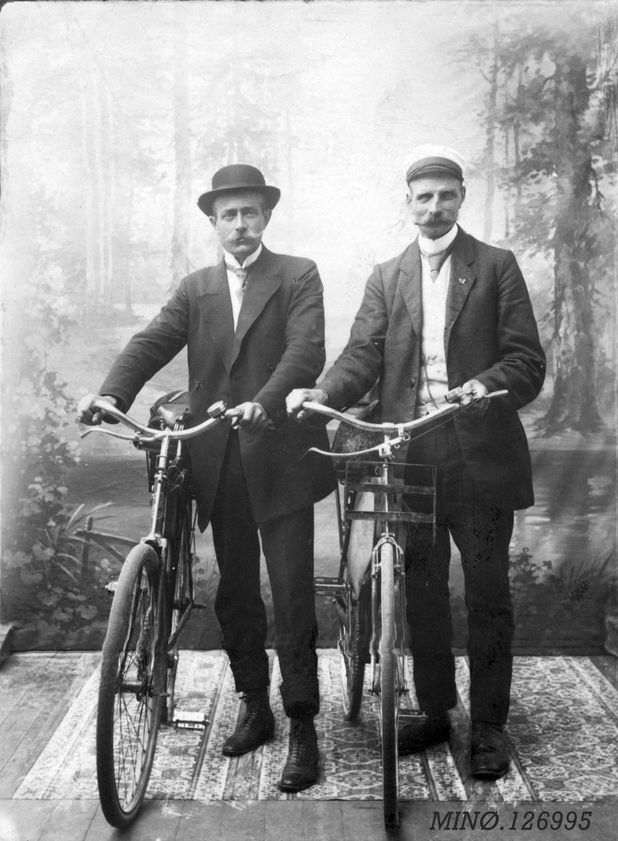 To menn med sykler
