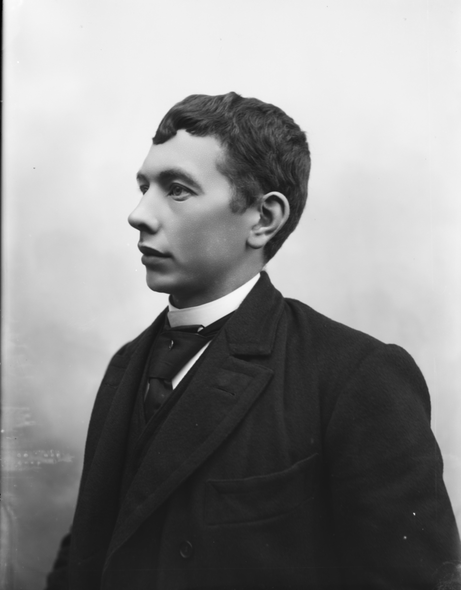 Portrett av yngre mann med mørk dress