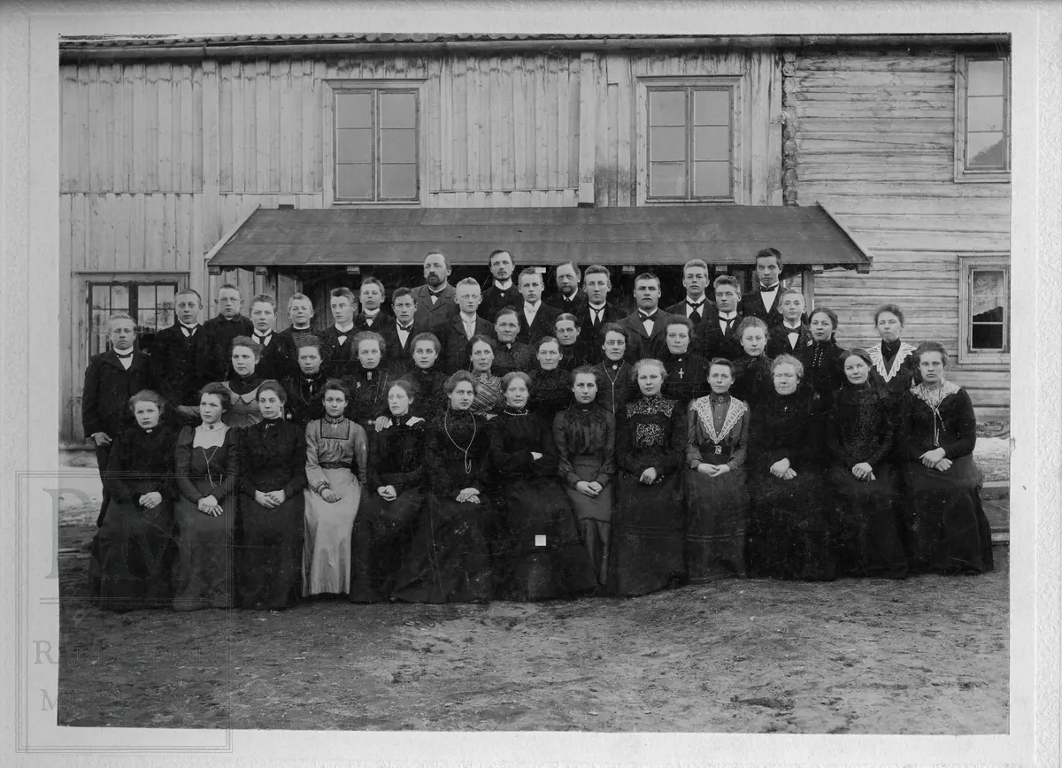 Lærere og elever ved Viken Kristelige Ungdomsskole (senere folkehøyskole) i Gjøvik. 26 kvinner og 19 menn.