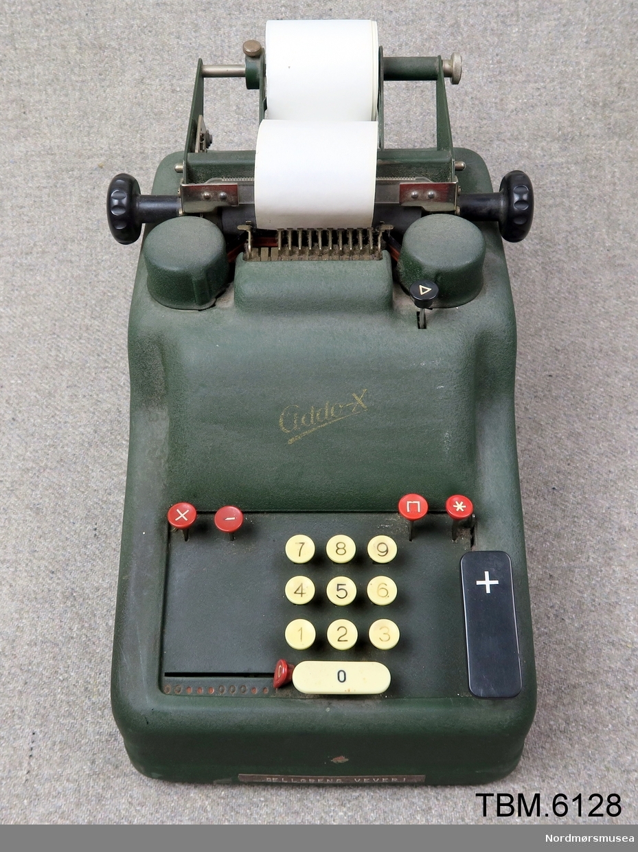 Reknemaskin av gammel type. Papirrull på toppen. Enkelt tastatur.