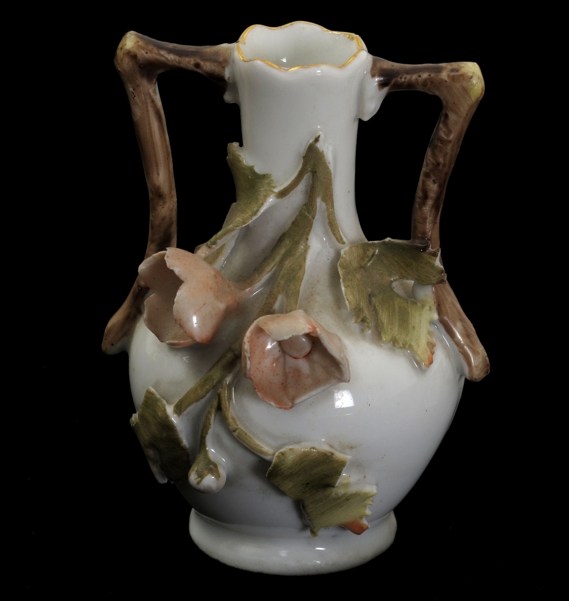 Liten kuleformet vase med lav stett og smal høy hals. To vinkelrette brune hanker. På den ene side av korpus to rosa blomster på en blekgrønn gren, pålagt. Ustemplet.
