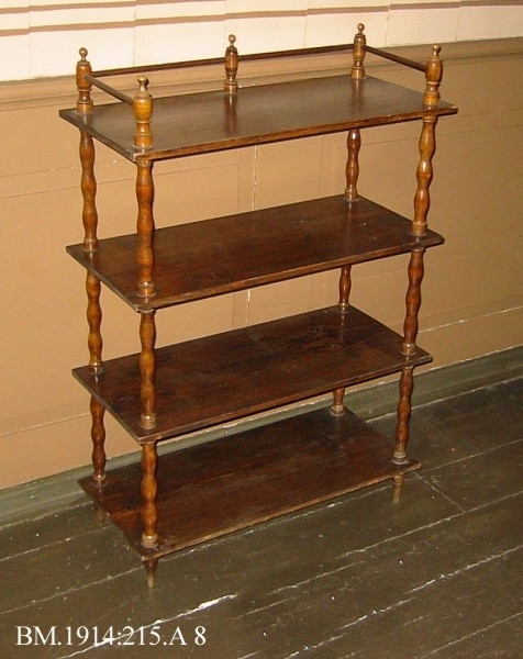 TGM-BM.1914:215.A består av møbler fra hans læseværelse, nemlig 3 bokreoler/hyller, 1 etasjere, 1 bord, 4 kurvstoler samt hengelampe.