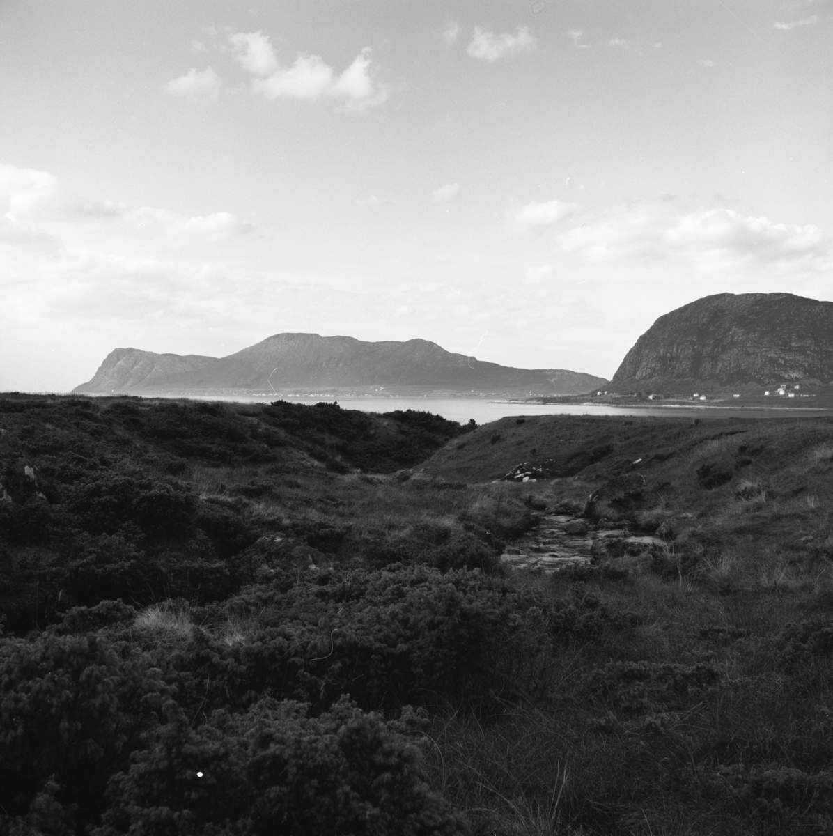 Prospektfotografi av øya Godøy med ytre del av Hessa og Sukkertoppen. Sett fra Sula.