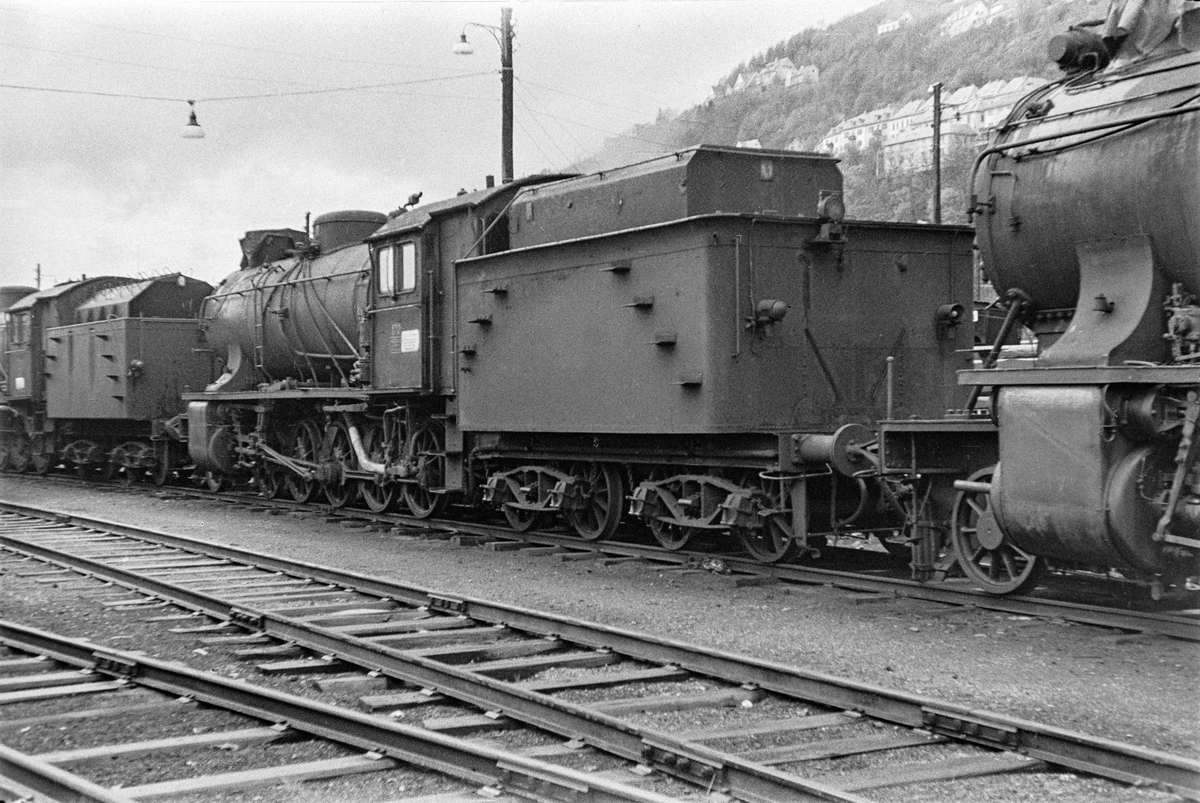 Hensatt damplokomotiv type 39a nr. 170 på Bergen stasjon.