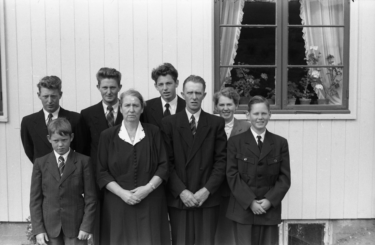 Familieportrett. Antatt Jens O. Ulsrud og kona Solveig, født Ellingsen, med barna (bak fra venstre) Ole, Erling, Kjell og Jenny. Foran til venstre Svein, og til høyre Finn.