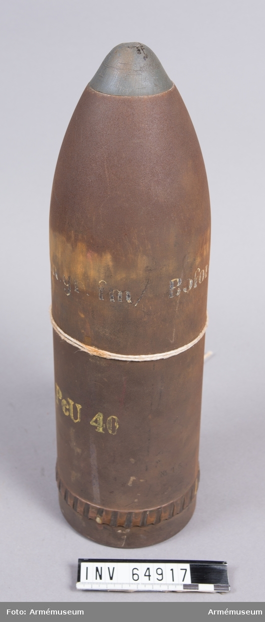 Grupp F II. 
10,5 cm tom granat fm/? från Bofors till räfflad bakladdningsmateriel.
Saknar rör. Med rörpropp av bly.